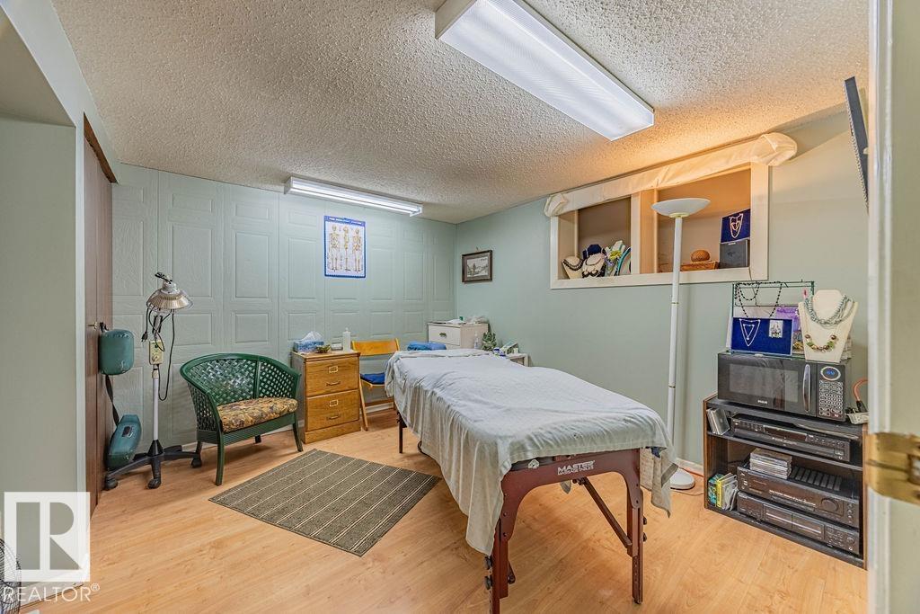 Photo 4 of 9865 85 Av Nw, Edmonton AB