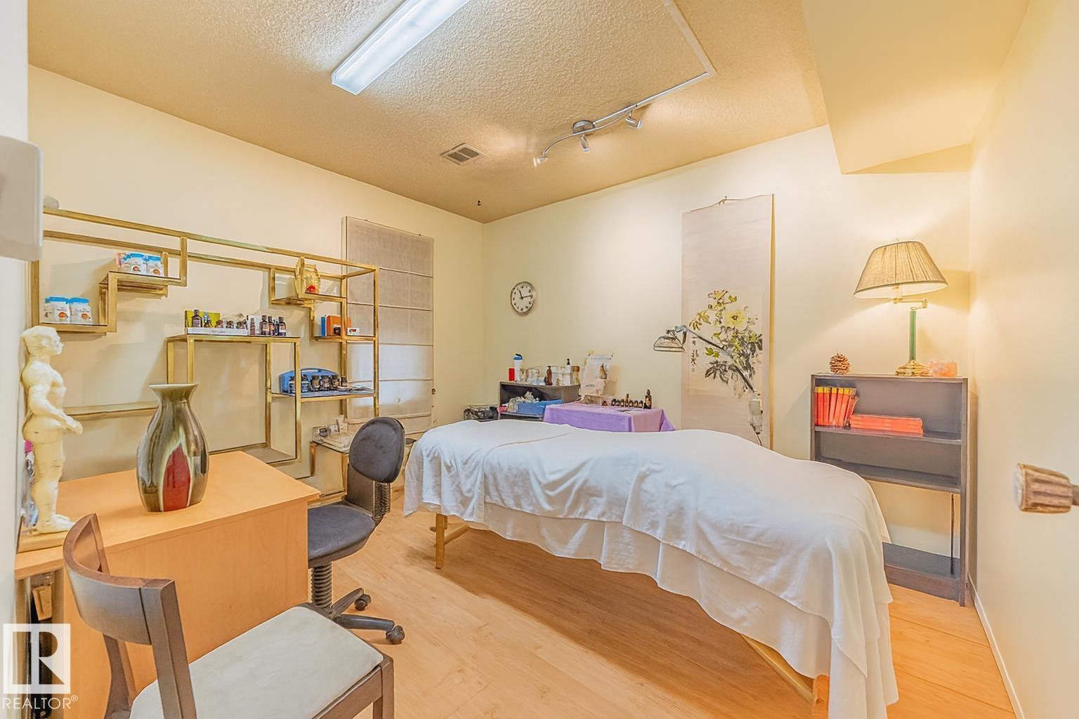 Photo 3 of 9865 85 Av Nw, Edmonton AB