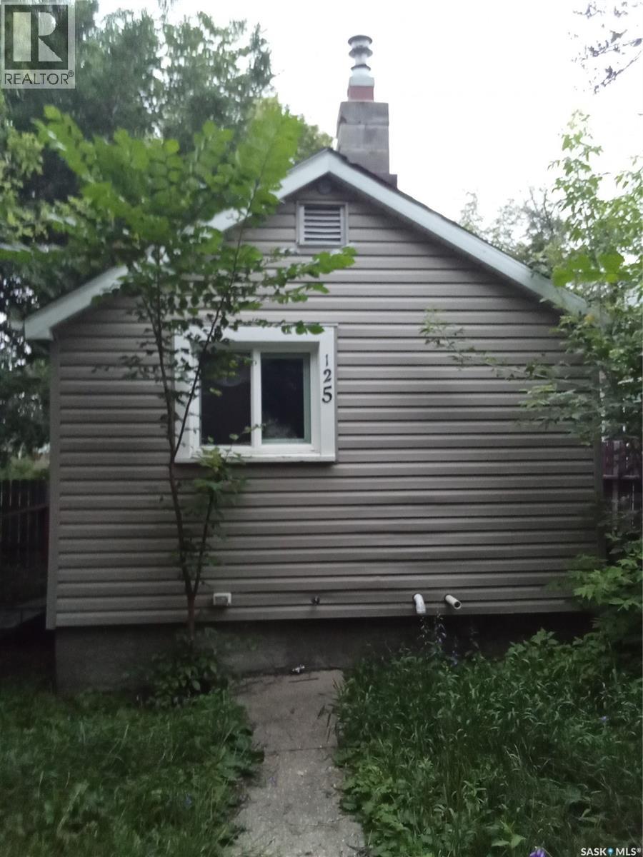 Photo 3 of 125 S Avenue S, Saskatoon SK