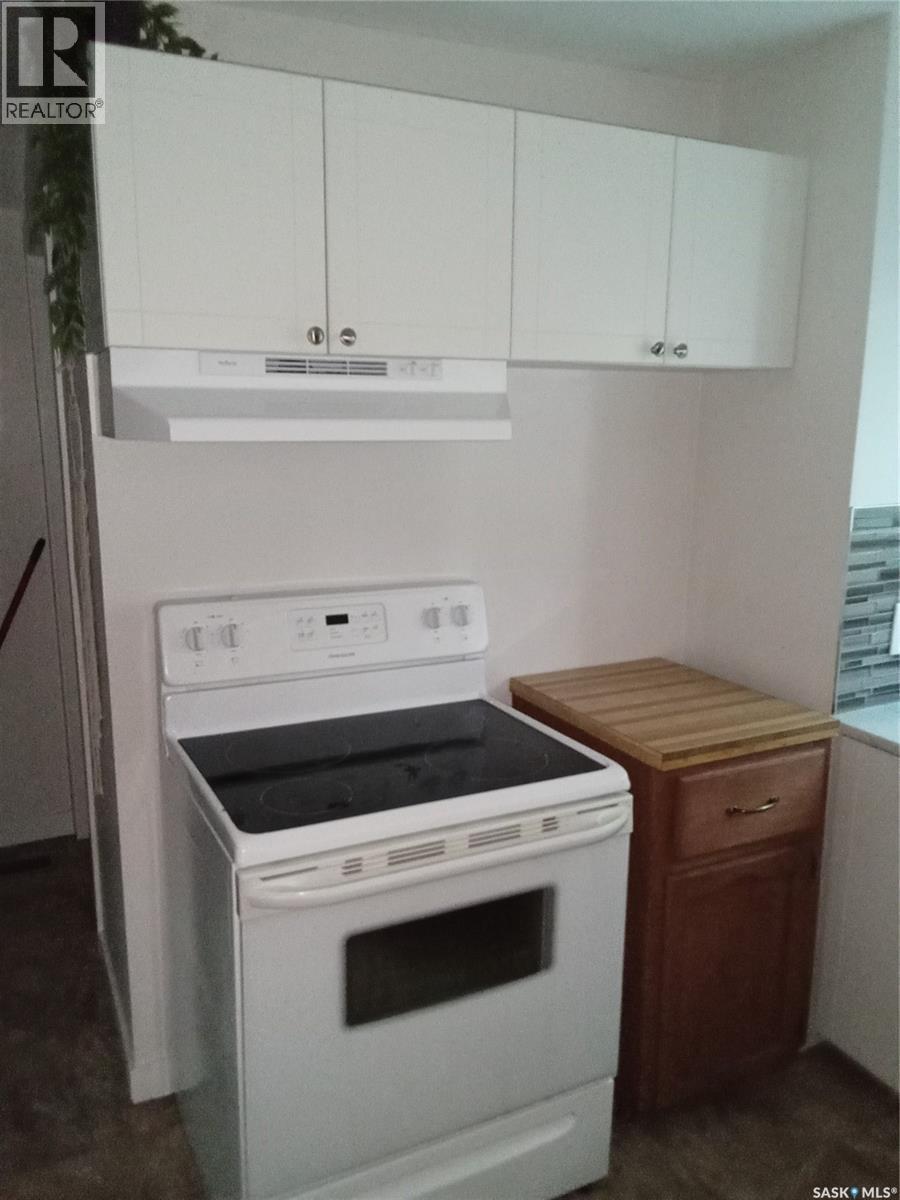 Photo 9 of 125 S Avenue S, Saskatoon SK