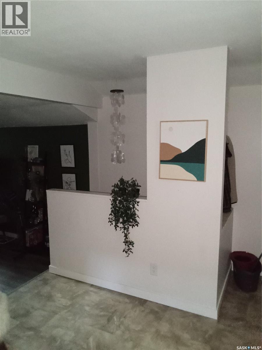 Photo 2 of 125 S Avenue S, Saskatoon SK