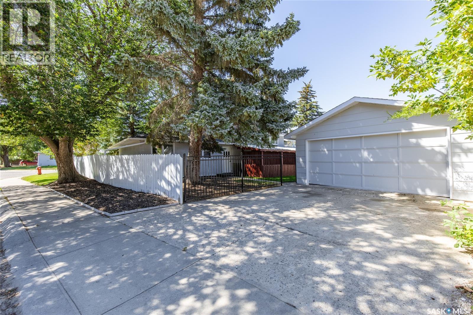 Photo 3 of 1301 Queen Crescent, Moose Jaw SK