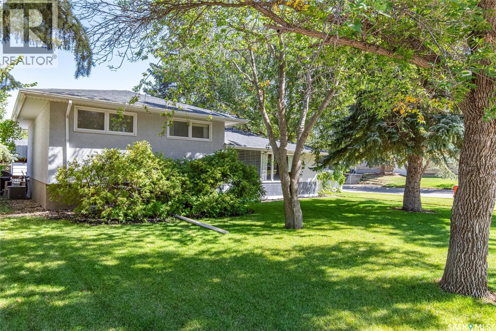 Photo 12 of 1301 Queen Crescent, Moose Jaw SK