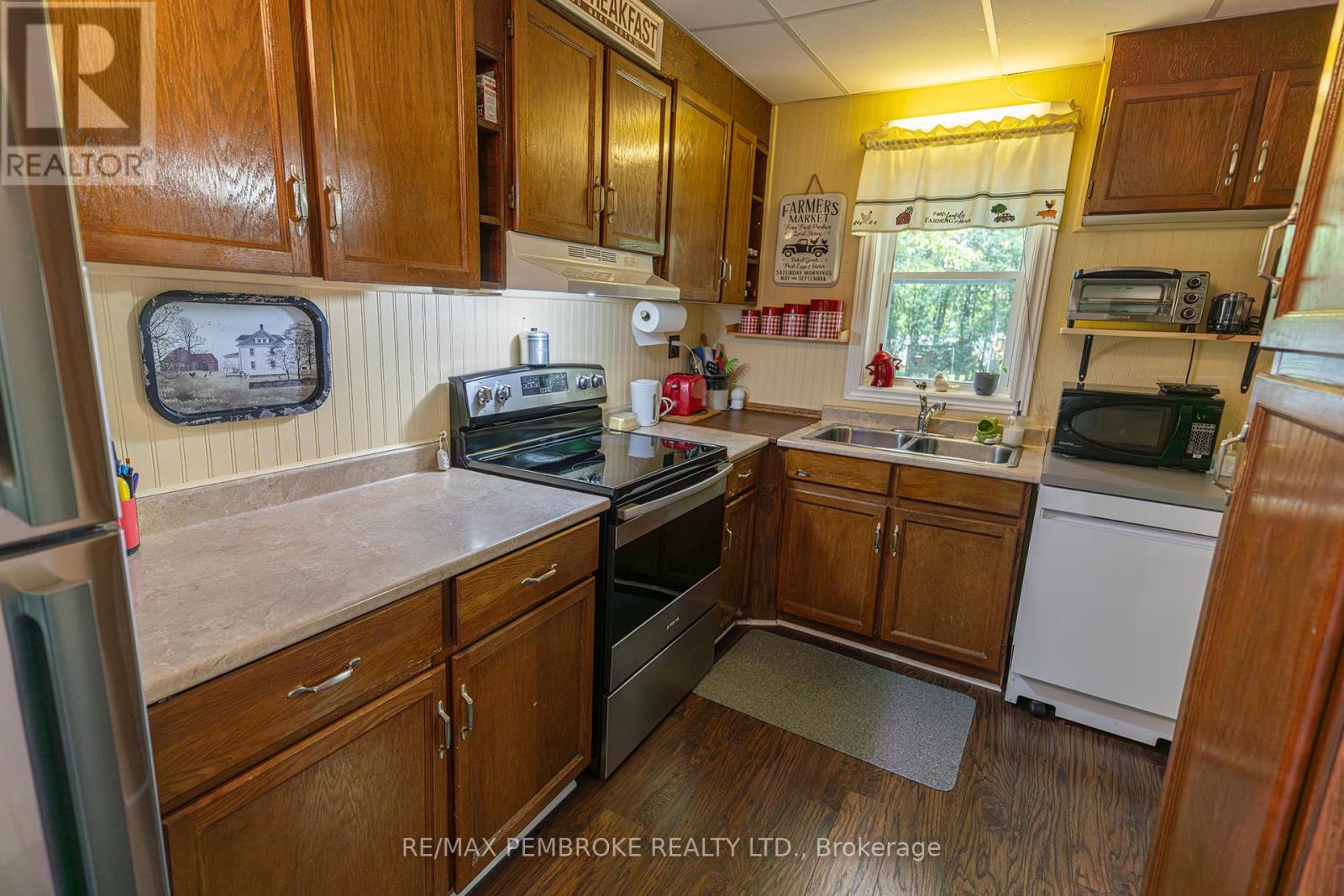 Photo 3 of 624 Mcgee Street, Pembroke ON