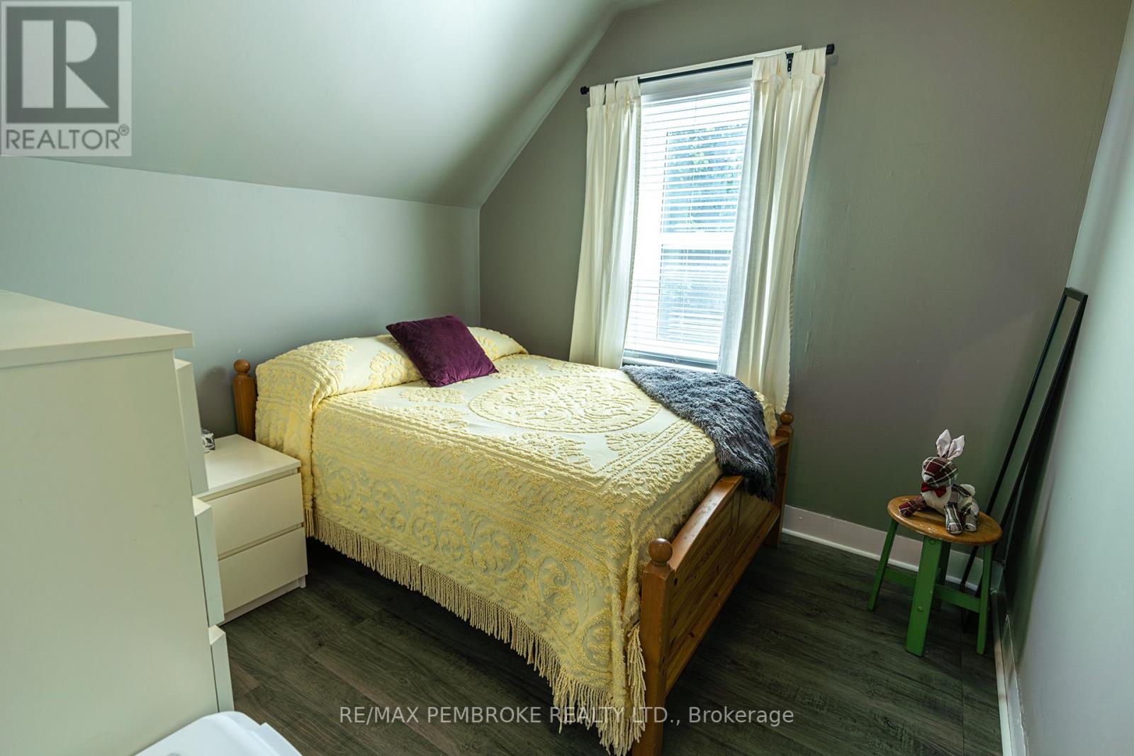 Photo 6 of 624 Mcgee Street, Pembroke ON