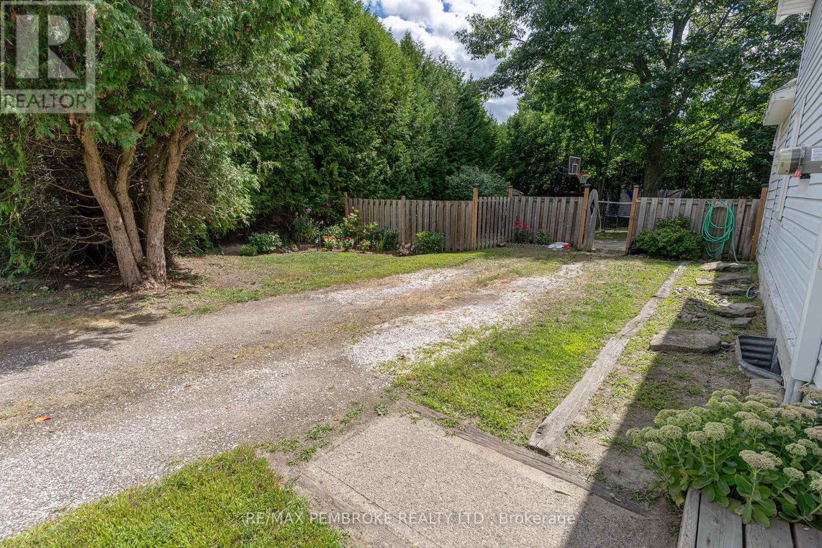 Photo 11 of 624 Mcgee Street, Pembroke ON