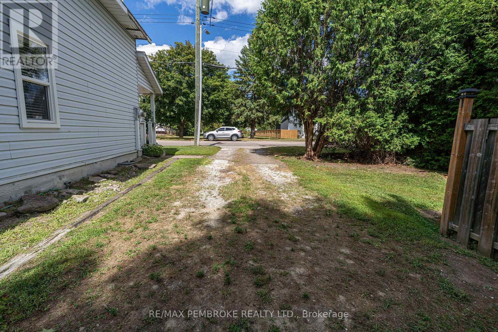 Photo 23 of 624 Mcgee Street, Pembroke ON