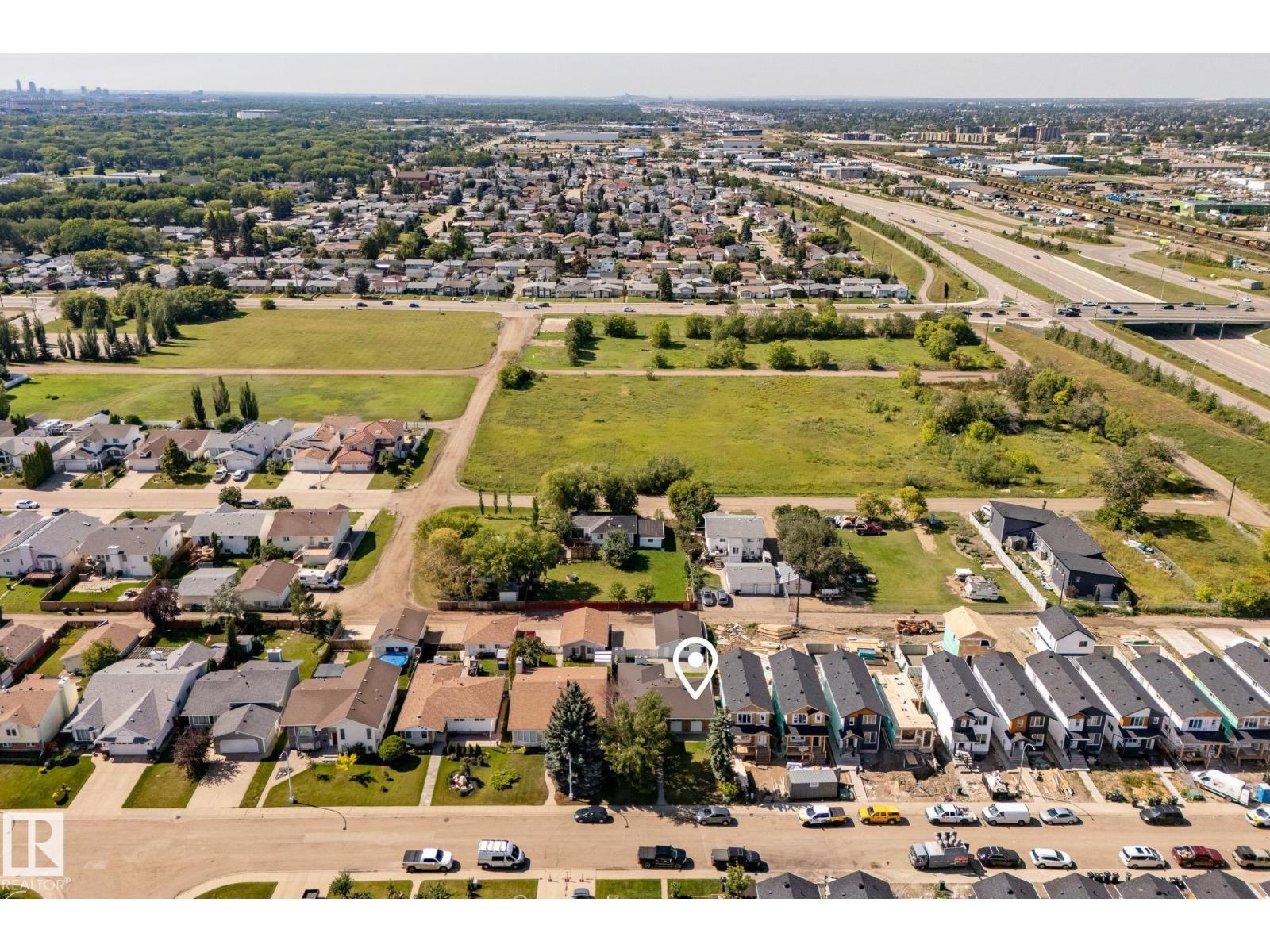 Photo 2 of 12420 47 St Nw, Edmonton AB