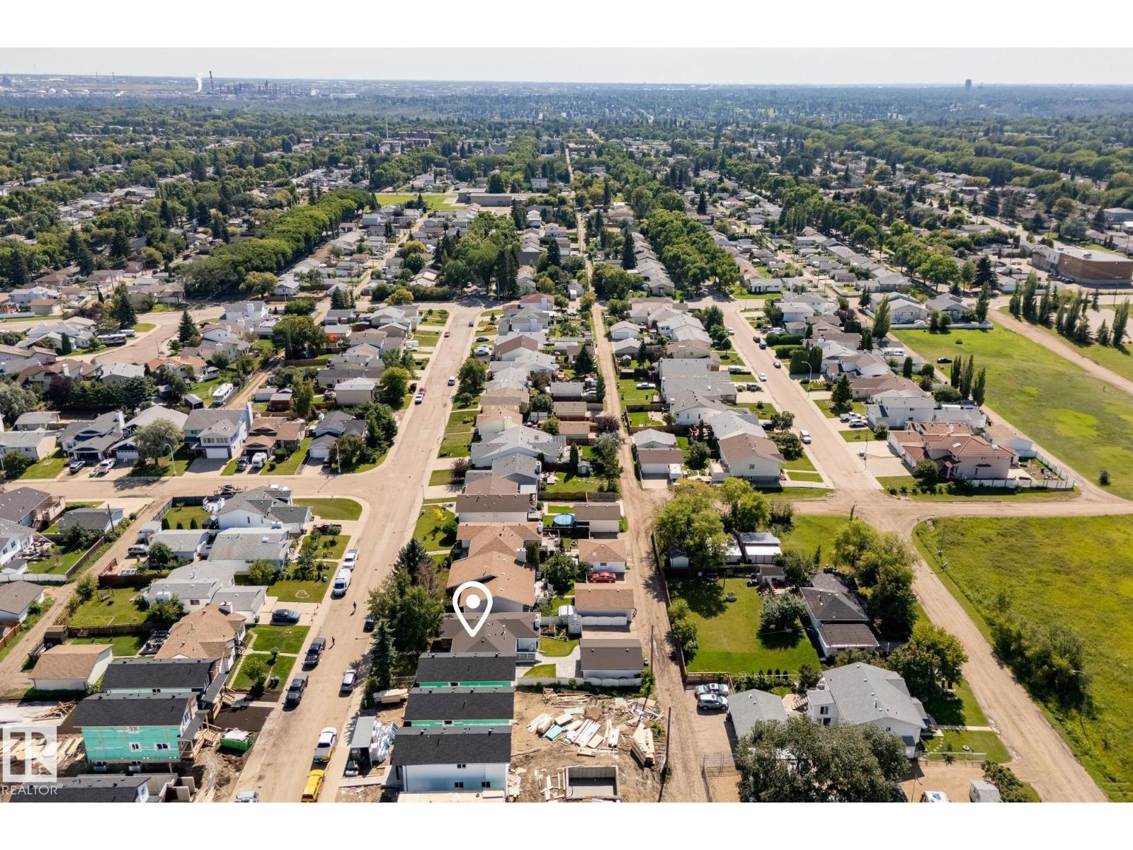 Photo 15 of 12420 47 St Nw, Edmonton AB