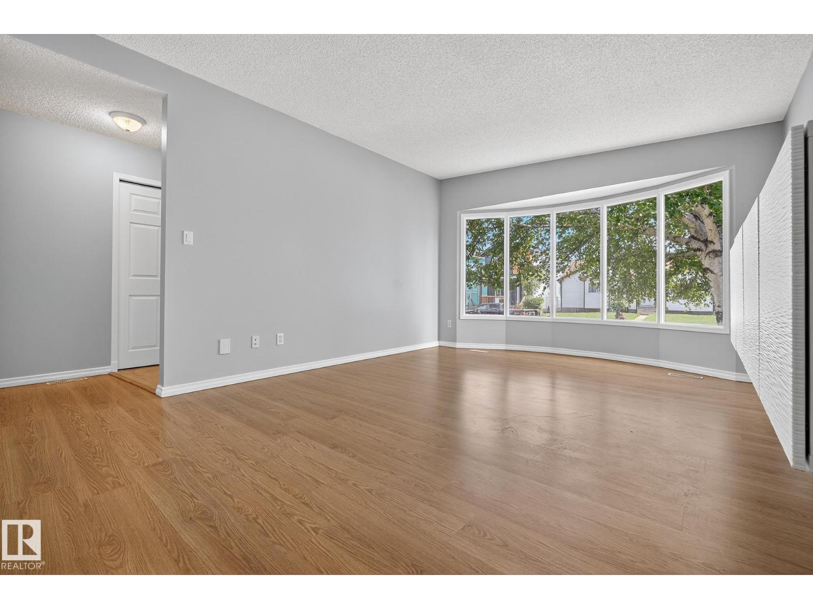 Photo 14 of 12420 47 St Nw, Edmonton AB