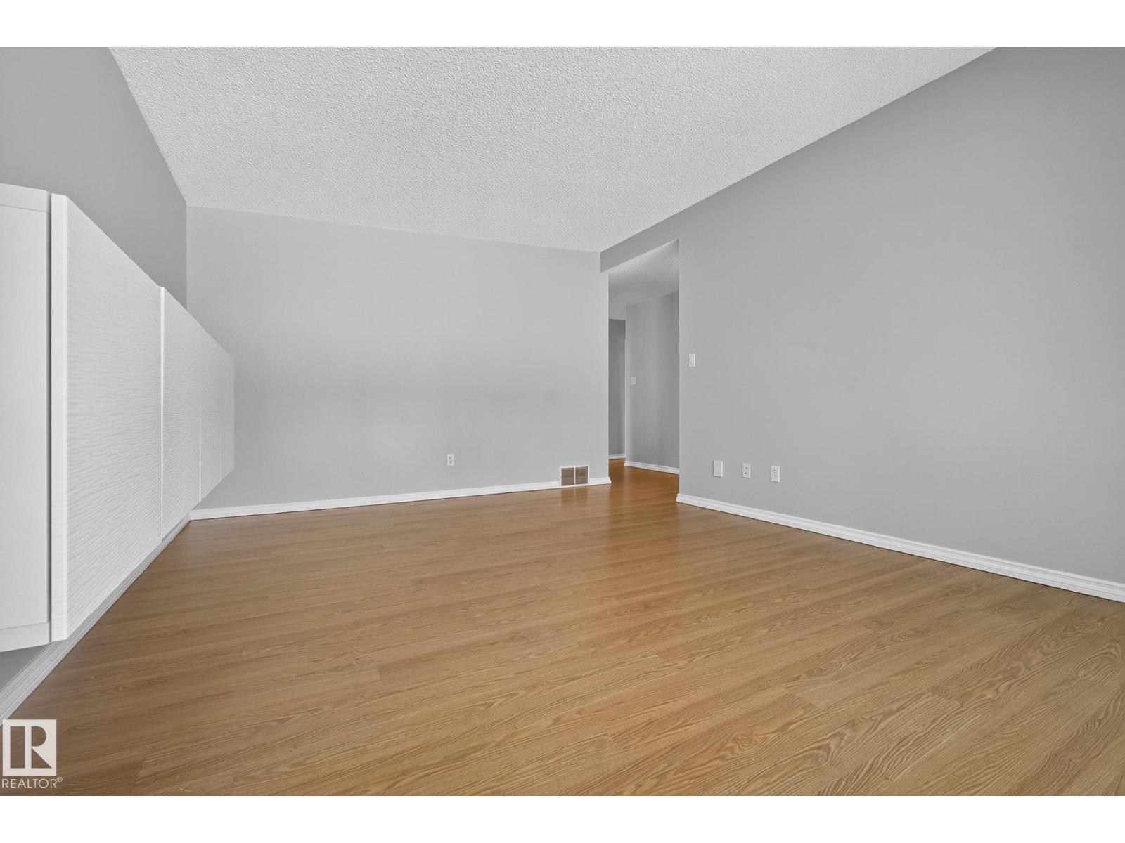 Photo 5 of 12420 47 St Nw, Edmonton AB