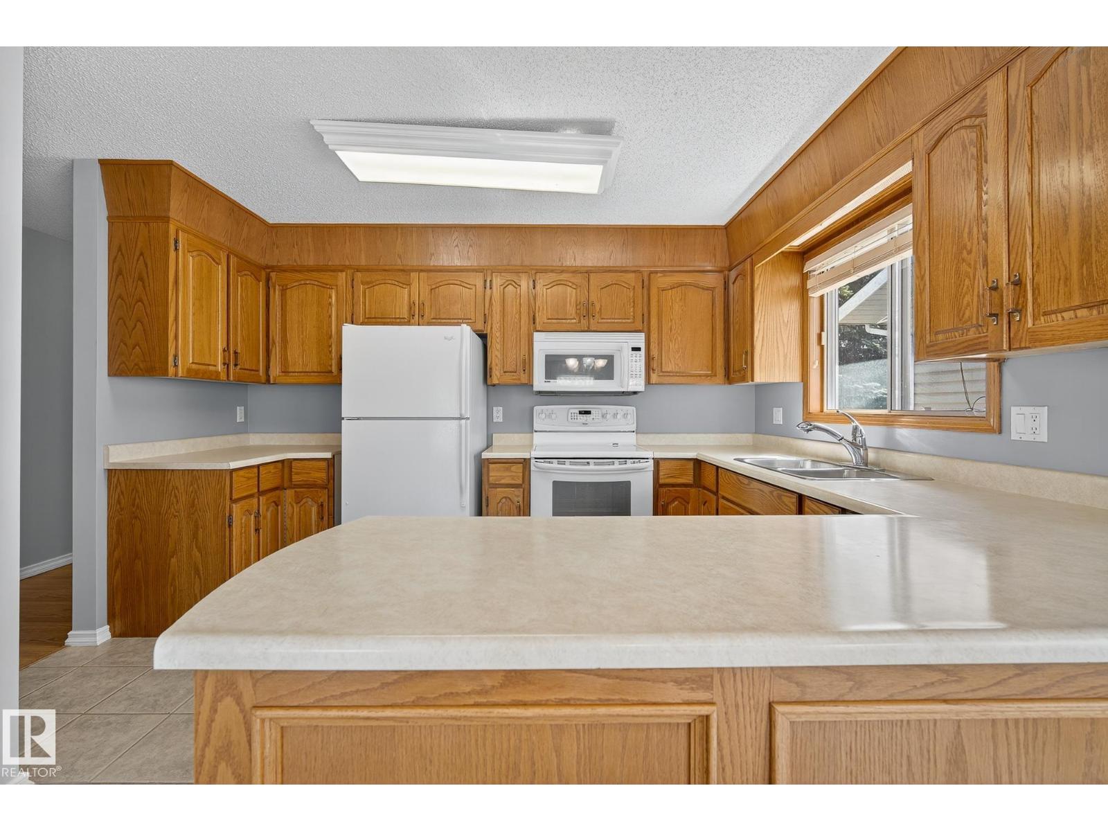 Photo 36 of 12420 47 St Nw, Edmonton AB