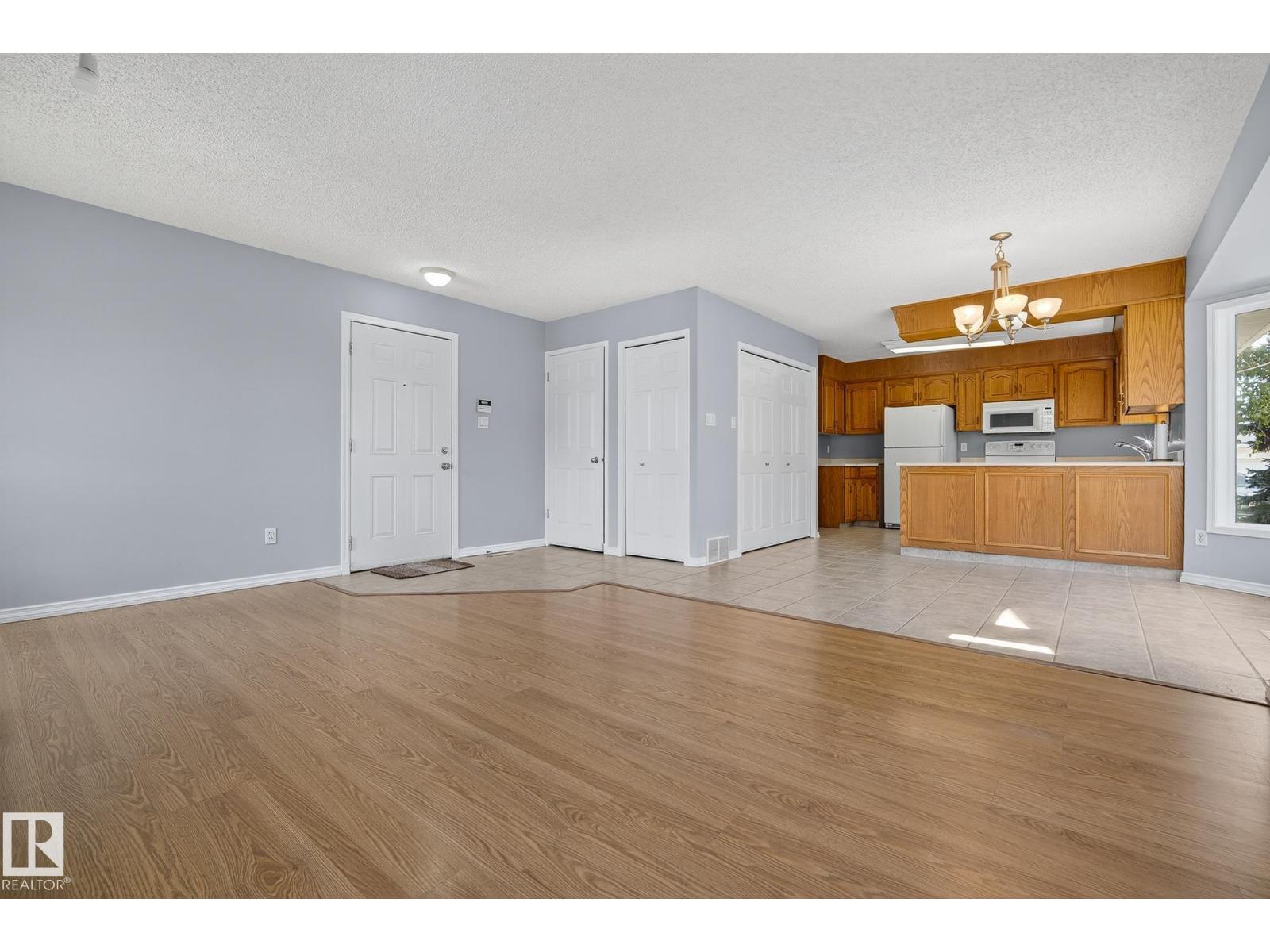 Photo 11 of 12420 47 St Nw, Edmonton AB