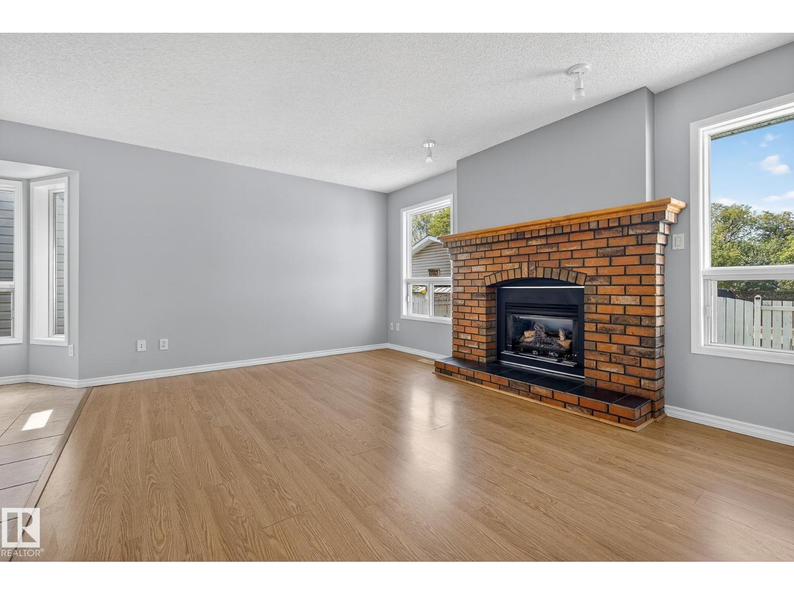 Photo 13 of 12420 47 St Nw, Edmonton AB