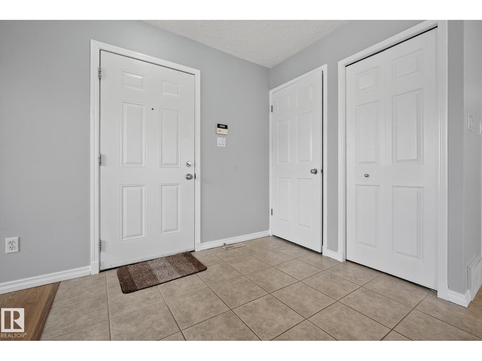 Photo 1 of 12420 47 St Nw, Edmonton AB