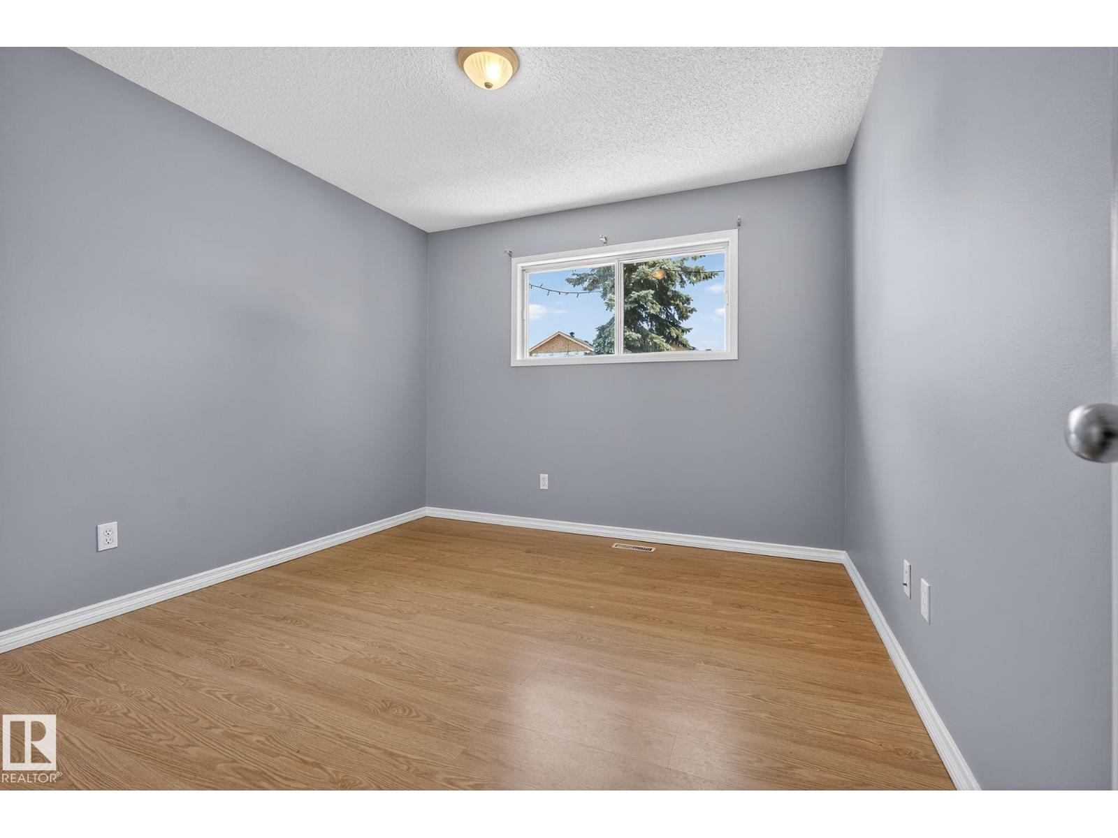 Photo 30 of 12420 47 St Nw, Edmonton AB