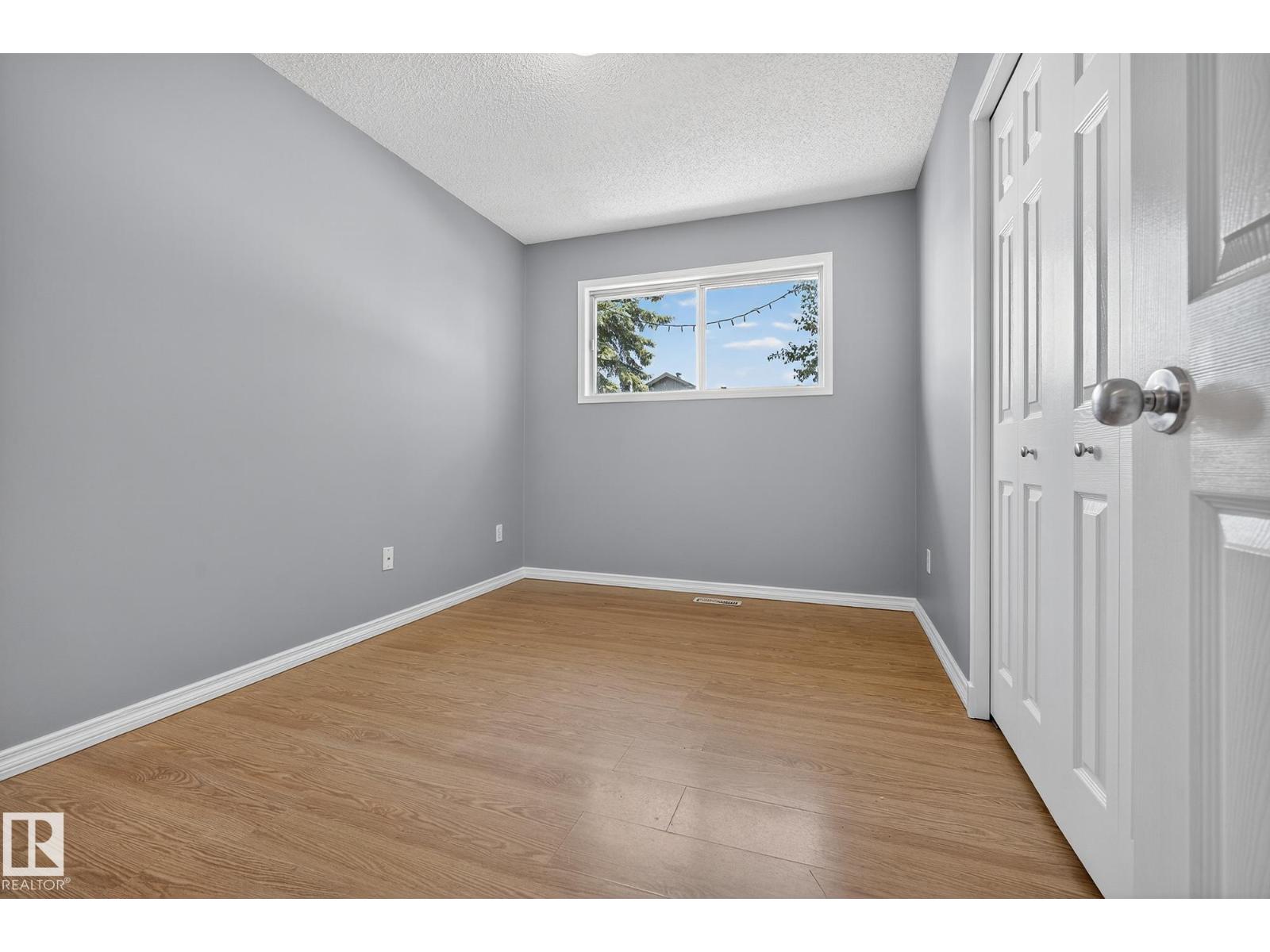 Photo 9 of 12420 47 St Nw, Edmonton AB