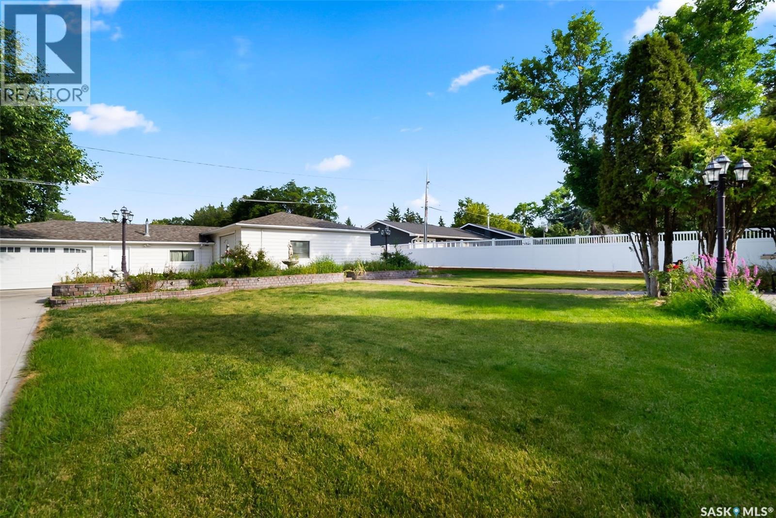 Photo 17 of 251 Halifax Street N, Regina SK