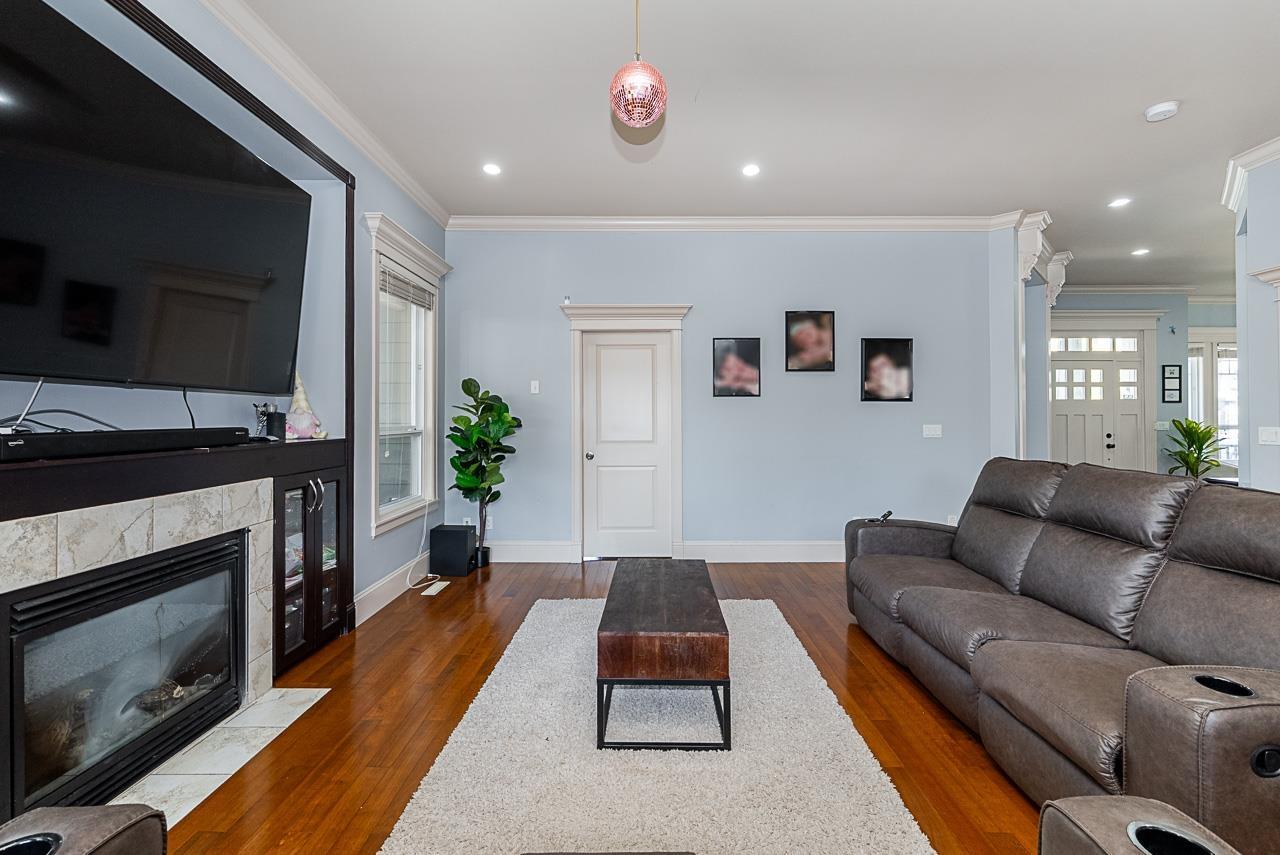 Photo 4 of 18938 54 A Avenue, Surrey BC