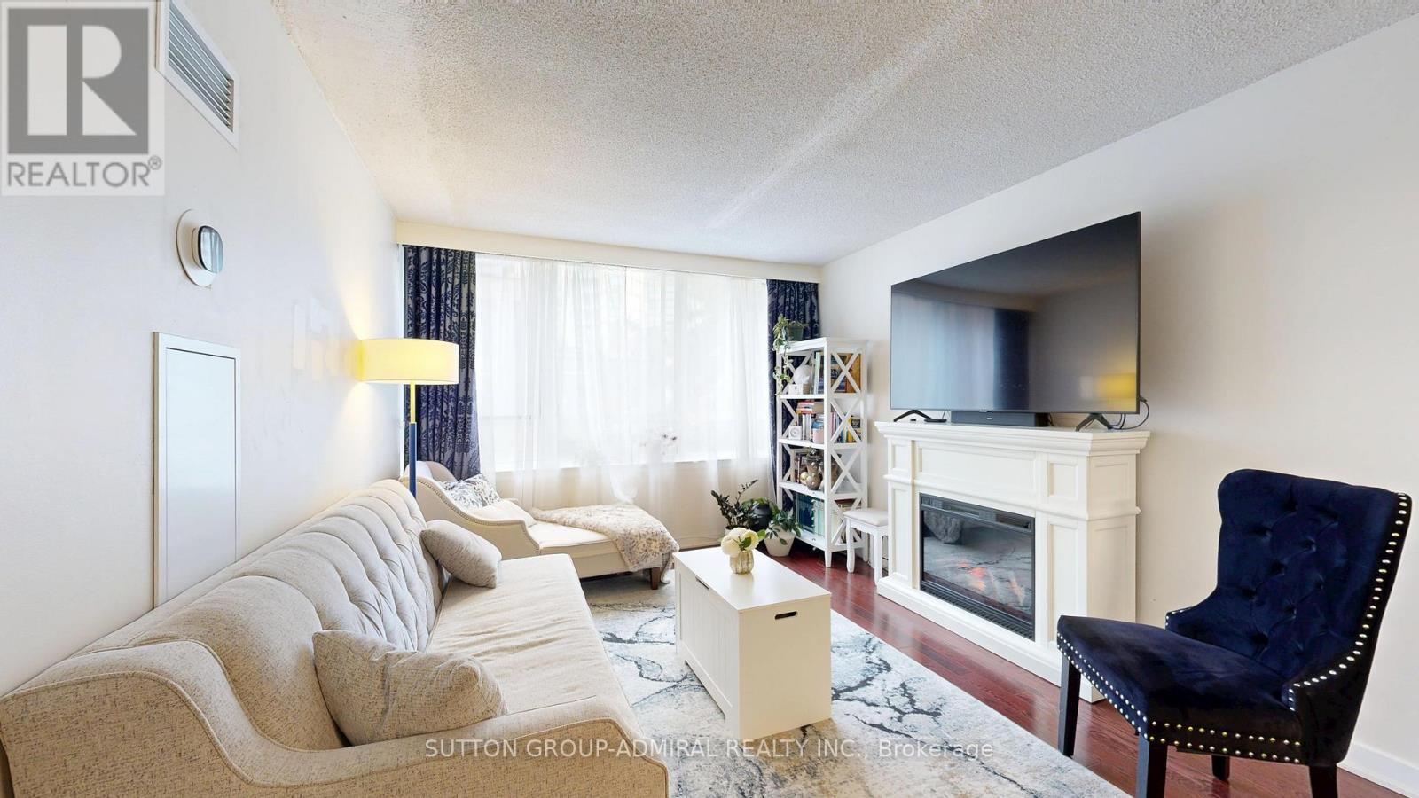 Photo 14 of 201 633 Bay Street, Toronto ON