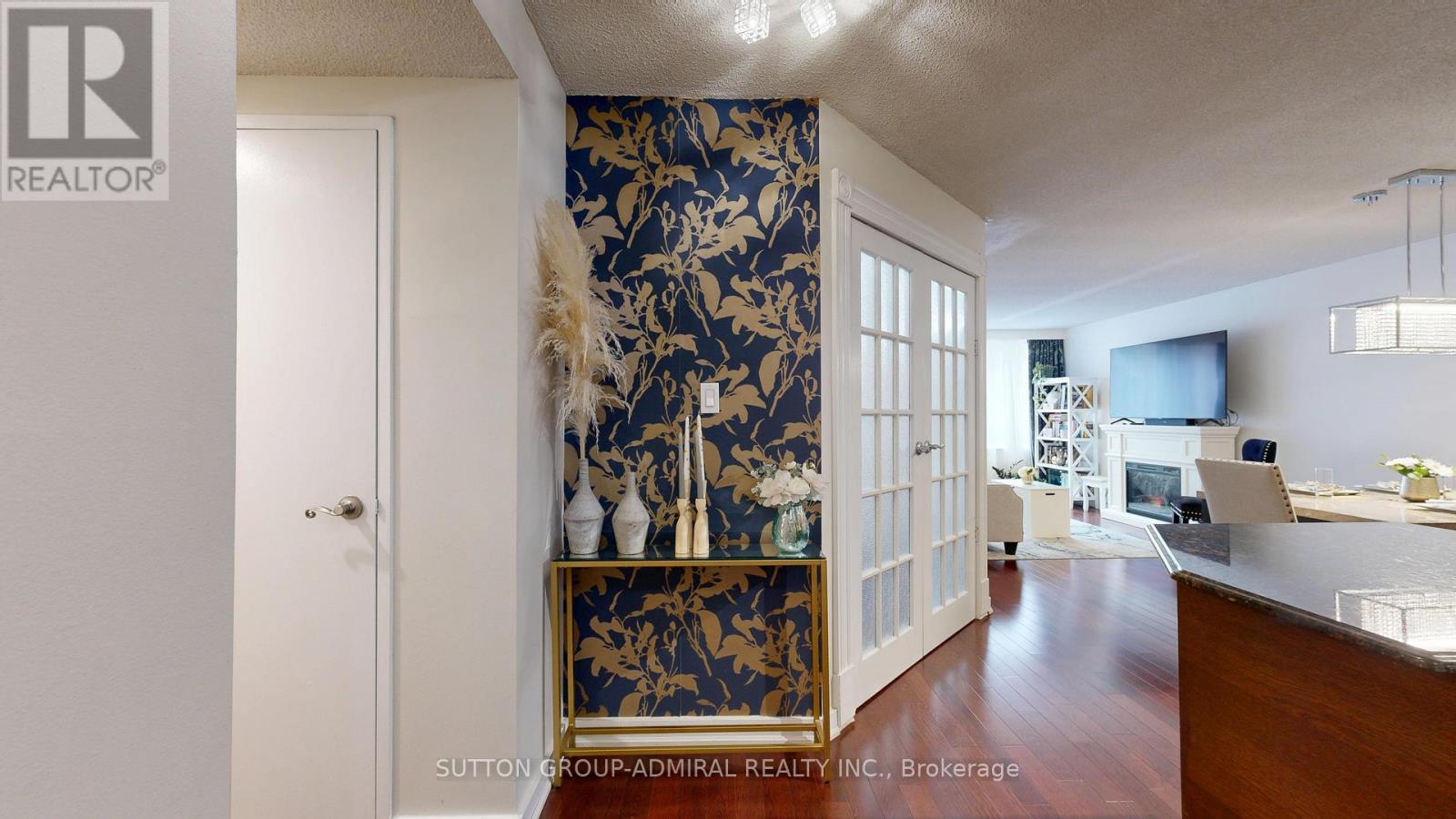 Photo 13 of 201 633 Bay Street, Toronto ON