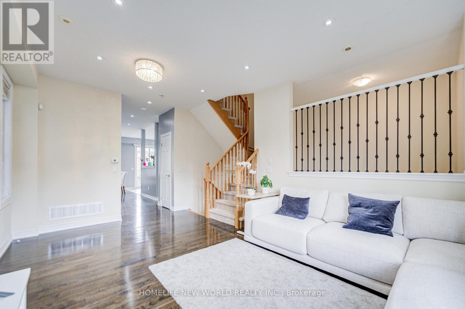 Photo 10 of 14 Highbury Court, Markham ON