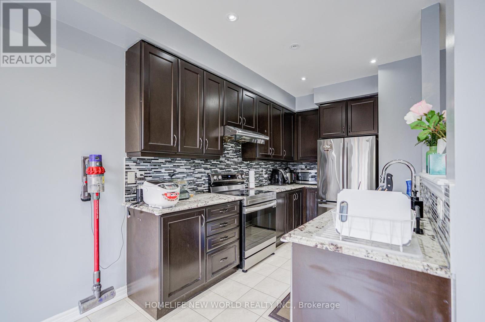 Photo 11 of 14 Highbury Court, Markham ON