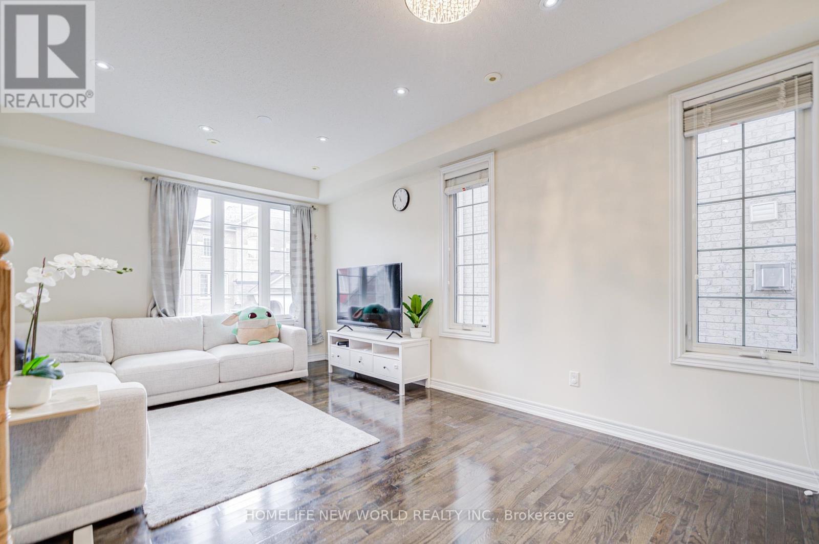 Photo 9 of 14 Highbury Court, Markham ON