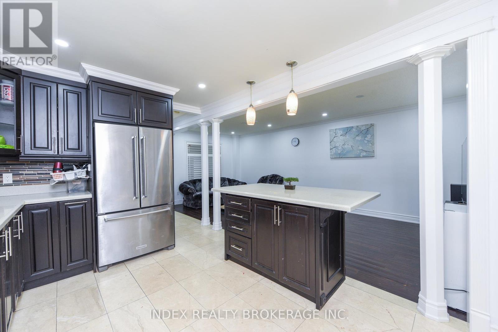 Photo 12 of 203 Richvale Drive S, Brampton ON