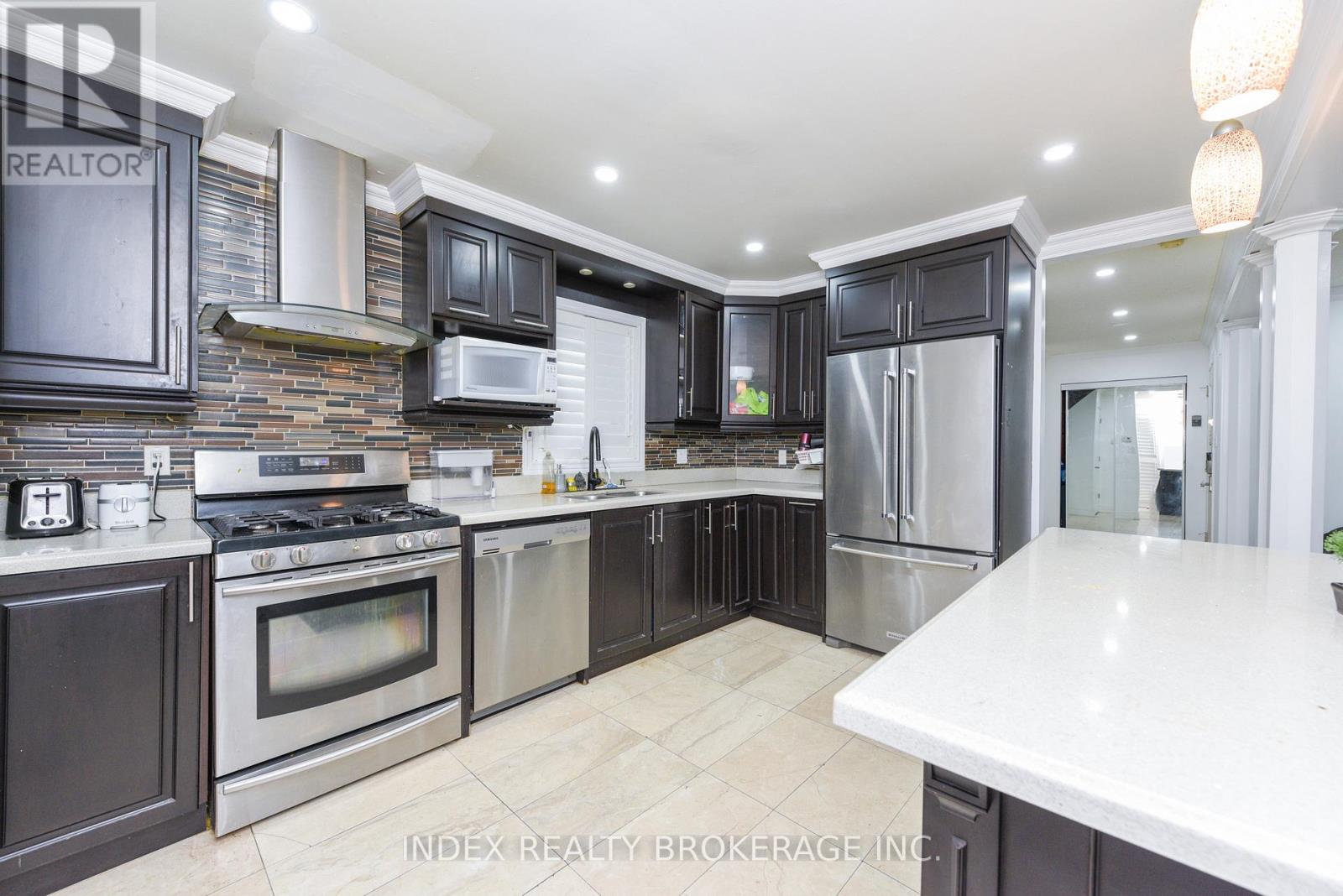 Photo 40 of 203 Richvale Drive S, Brampton ON