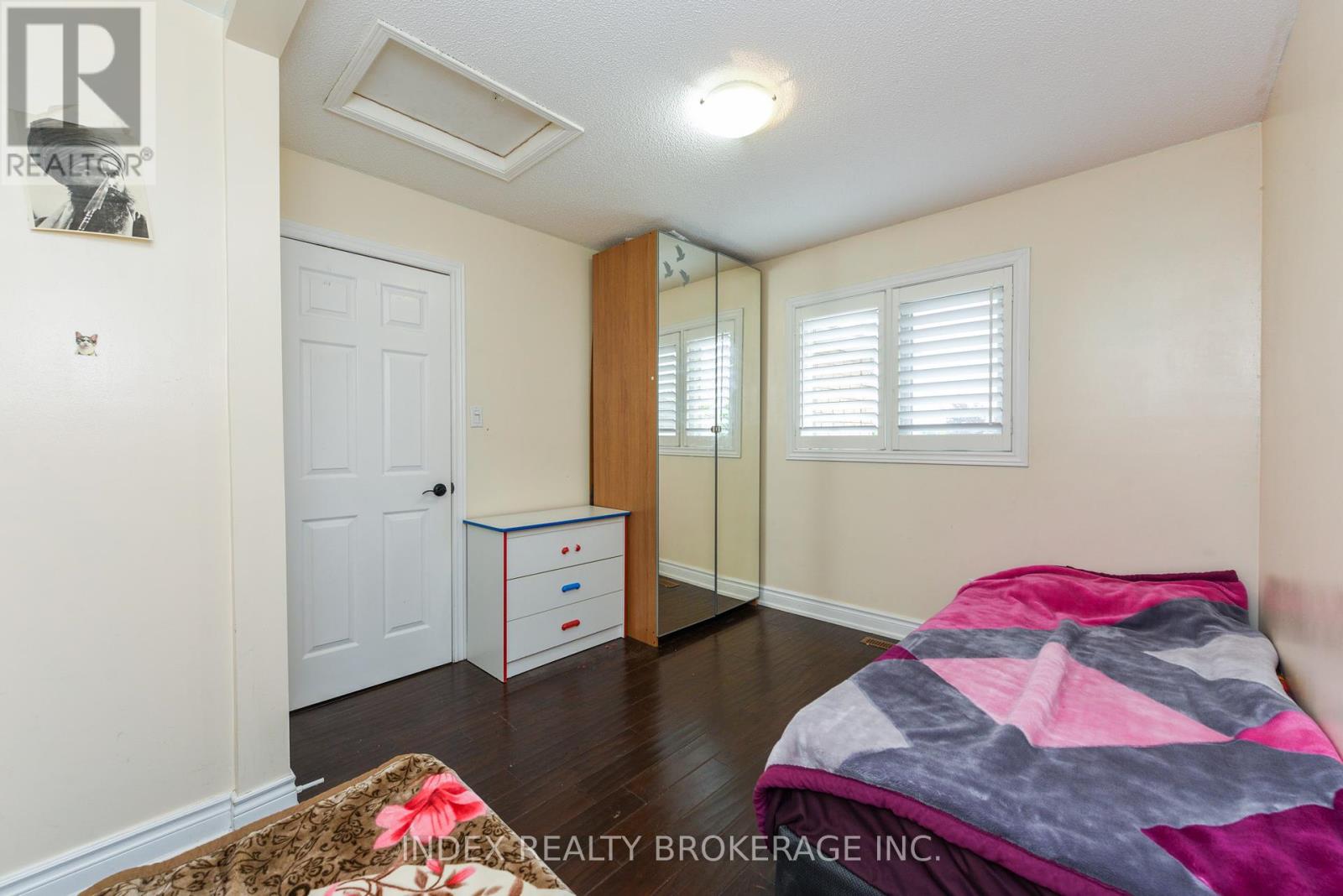 Photo 4 of 203 Richvale Drive S, Brampton ON