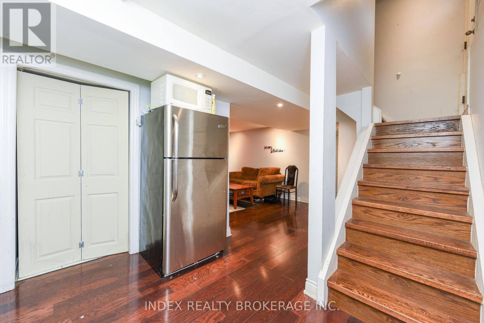 Photo 6 of 203 Richvale Drive S, Brampton ON