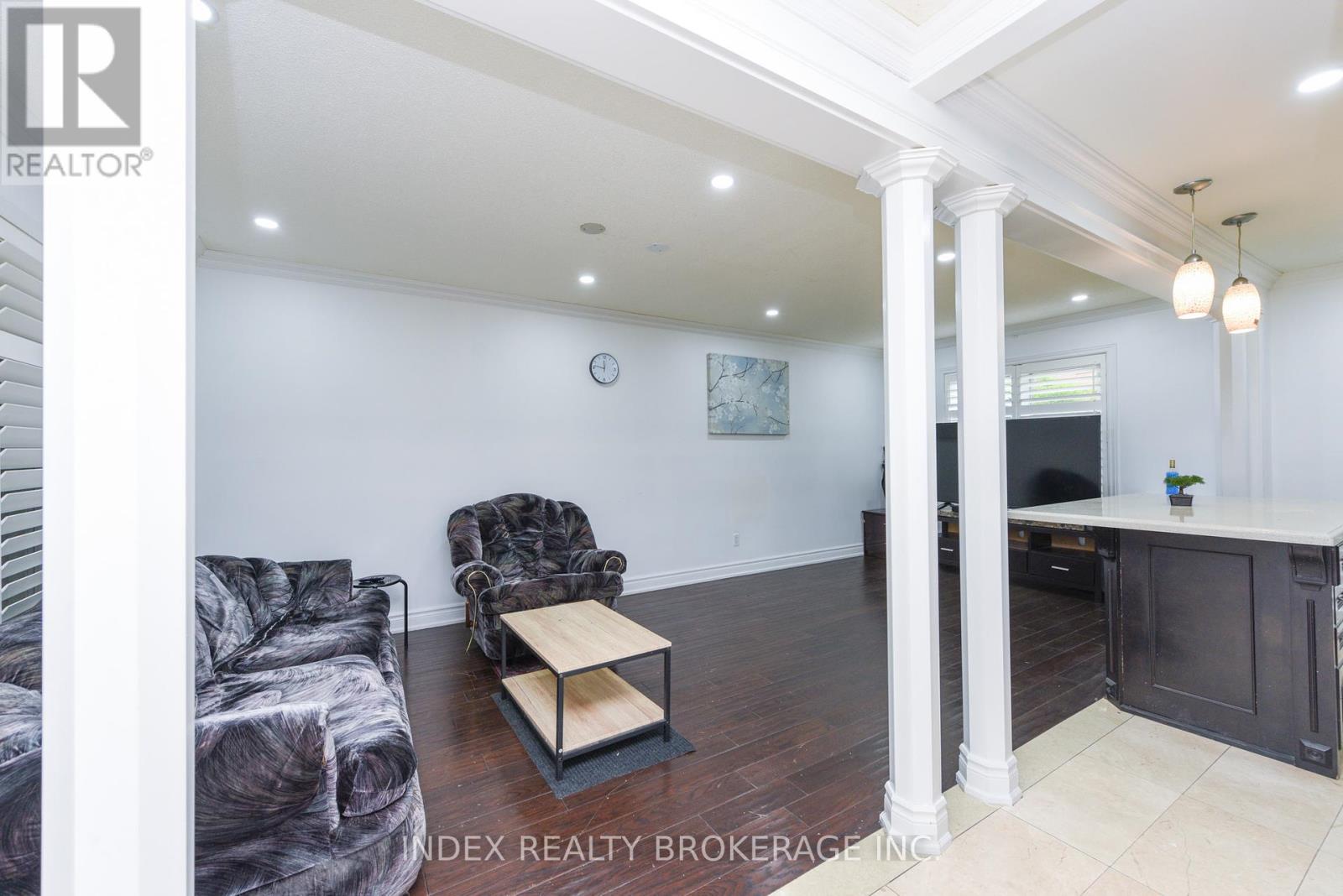 Photo 10 of 203 Richvale Drive S, Brampton ON