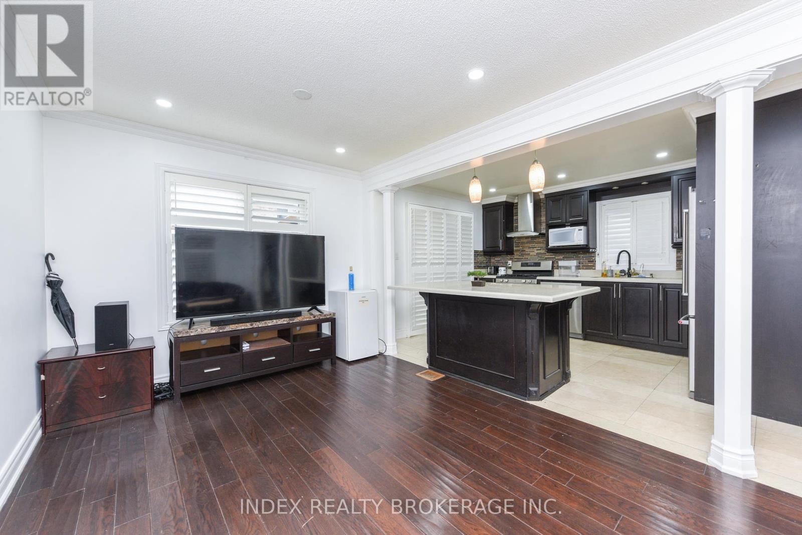 Photo 13 of 203 Richvale Drive S, Brampton ON