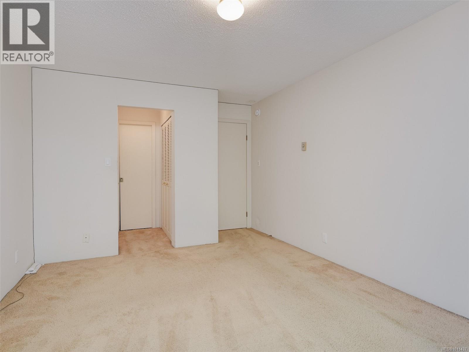Photo 13 of 204 935 Fairfield Rd, Victoria BC