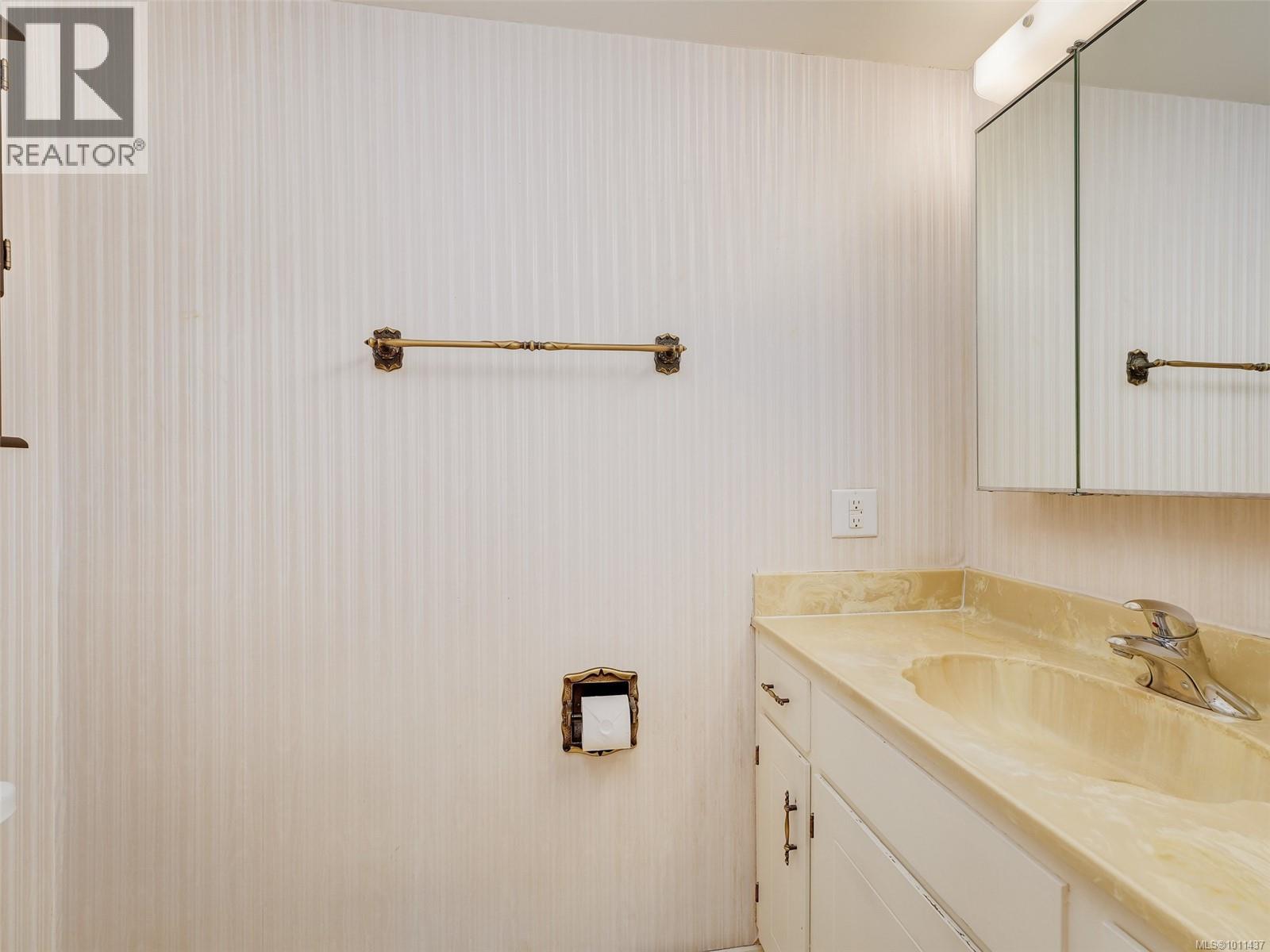 Photo 5 of 204 935 Fairfield Rd, Victoria BC