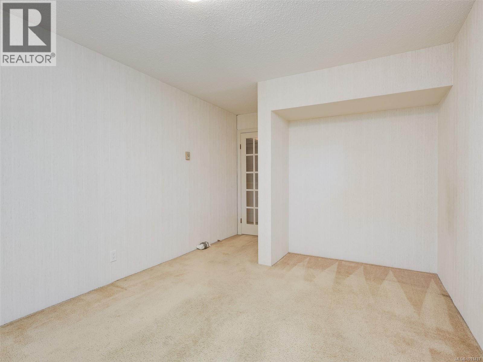 Photo 4 of 204 935 Fairfield Rd, Victoria BC