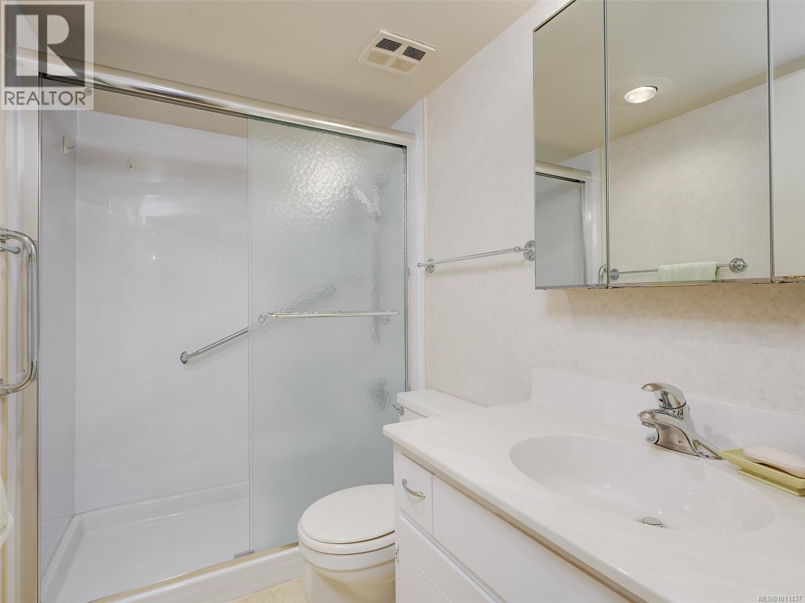Photo 7 of 204 935 Fairfield Rd, Victoria BC