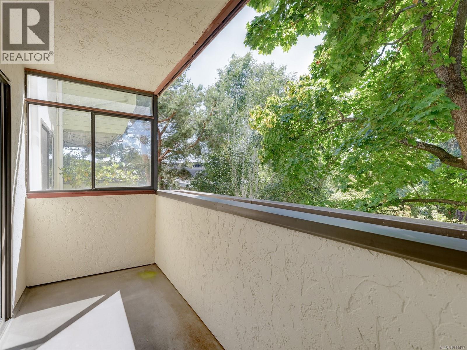 Photo 8 of 204 935 Fairfield Rd, Victoria BC