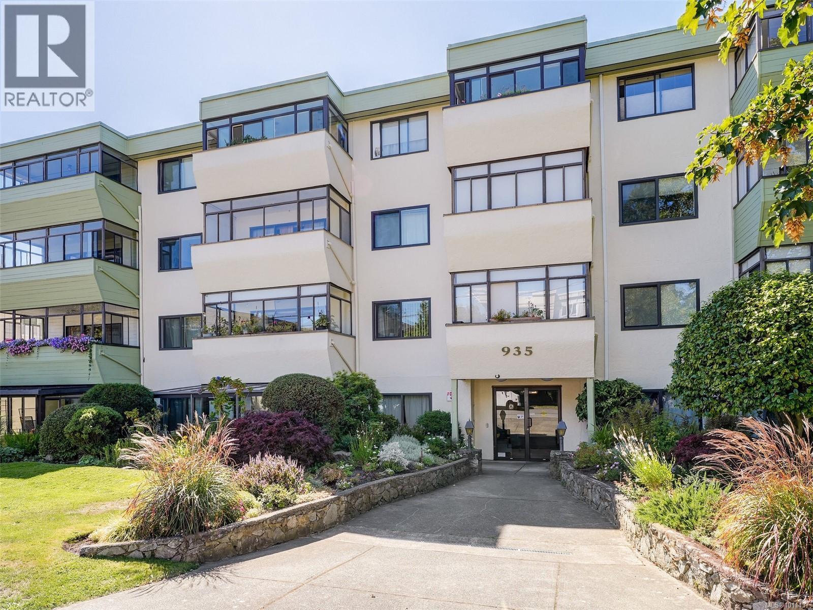 Photo 17 of 204 935 Fairfield Rd, Victoria BC