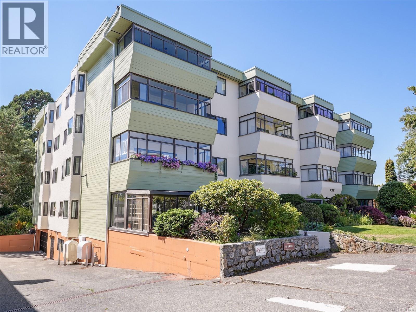 Photo 2 of 204 935 Fairfield Rd, Victoria BC