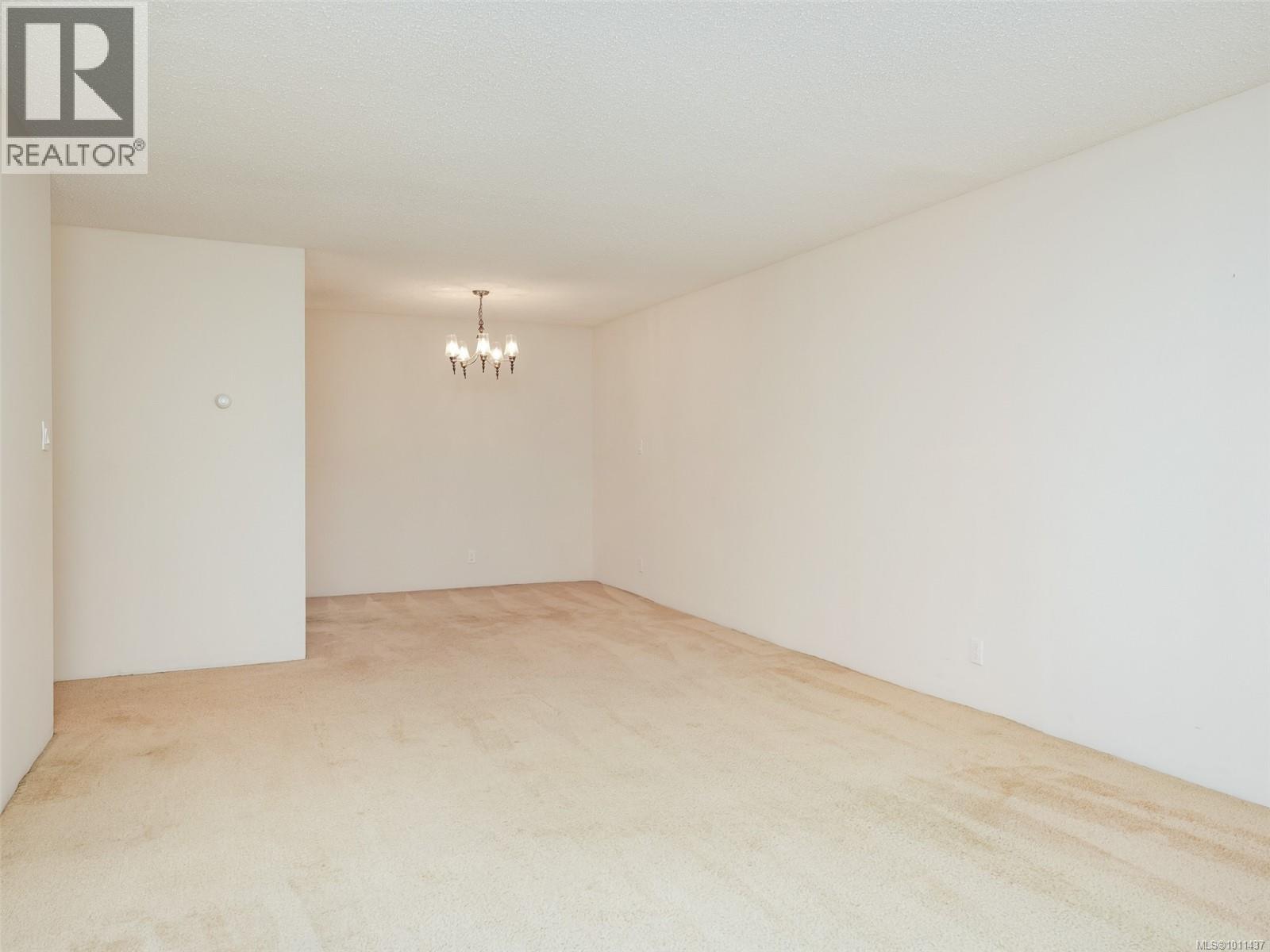 Photo 3 of 204 935 Fairfield Rd, Victoria BC