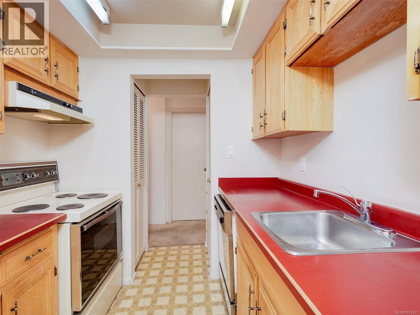 Photo 19 of 204 935 Fairfield Rd, Victoria BC