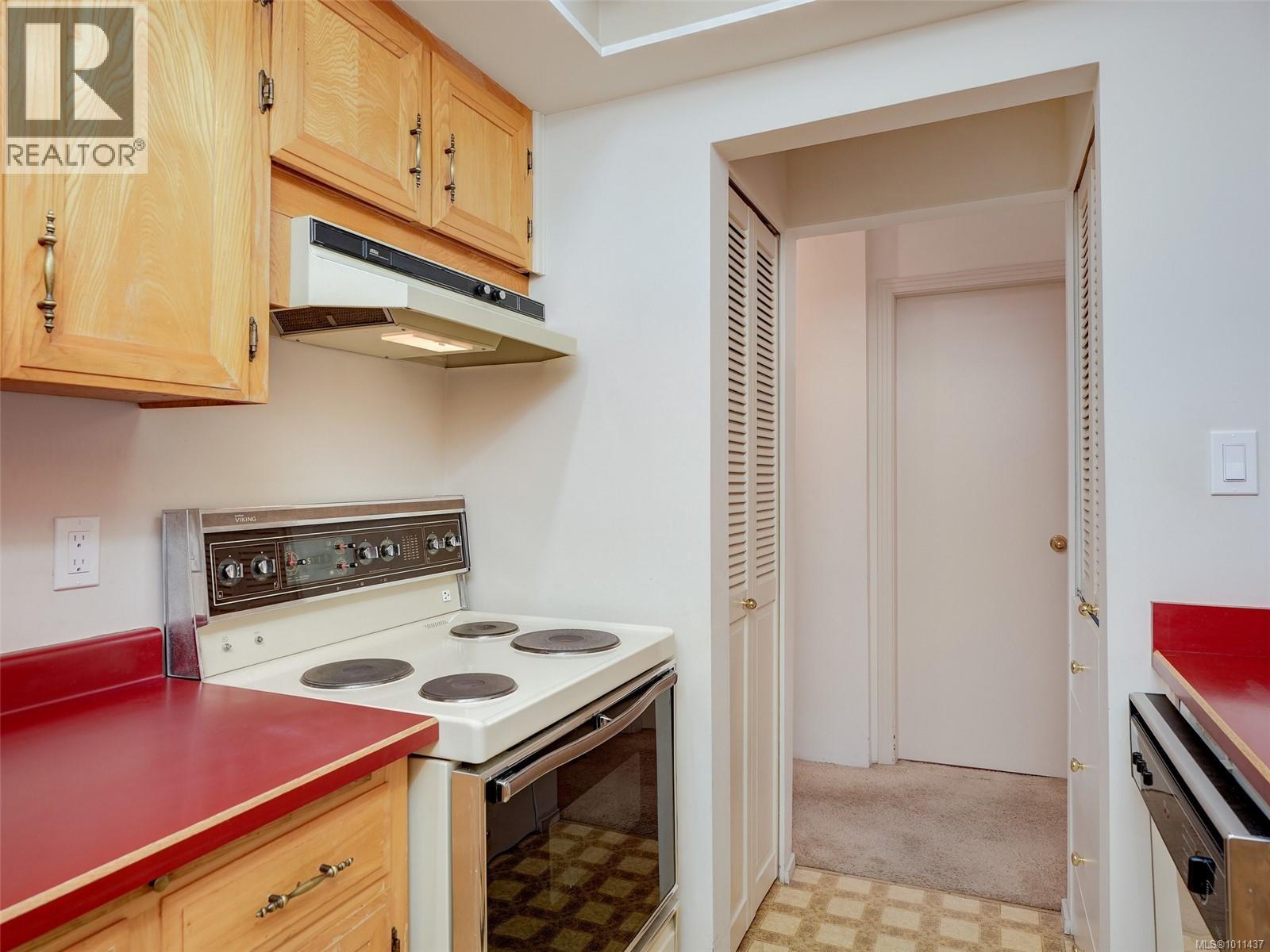 Photo 12 of 204 935 Fairfield Rd, Victoria BC