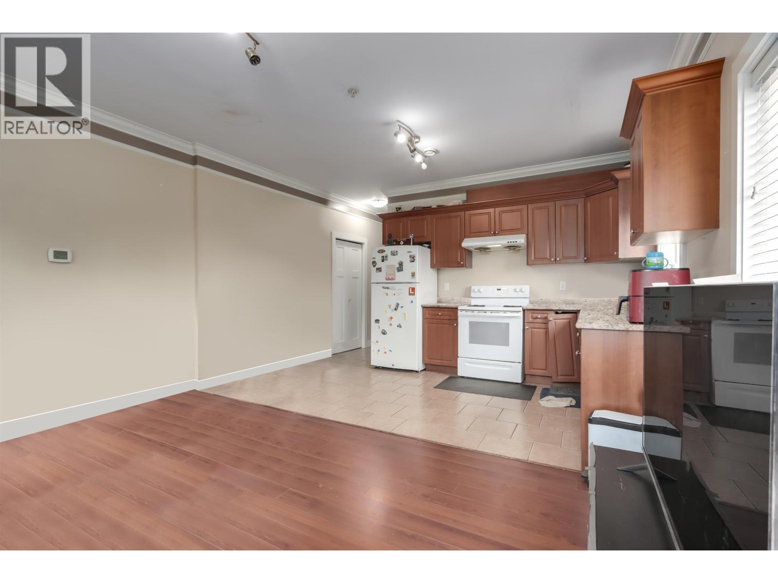 Photo 16 of 8363 Victoria Drive, Vancouver BC
