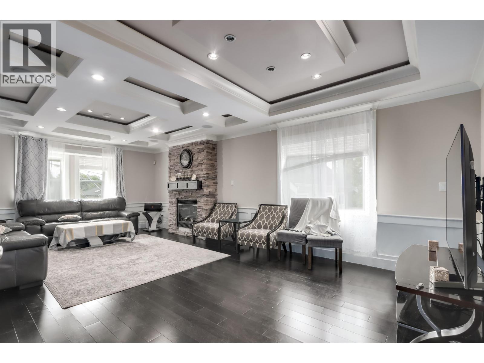 Photo 4 of 8363 Victoria Drive, Vancouver BC