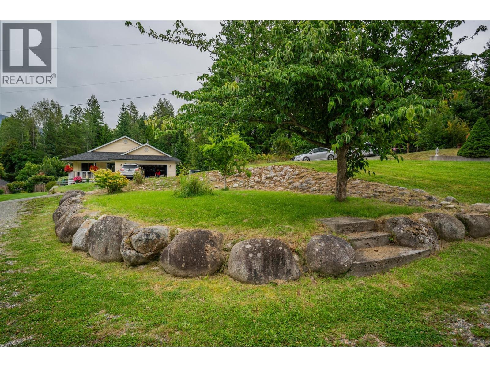Photo 4 of 611 7th Street, Kaslo BC