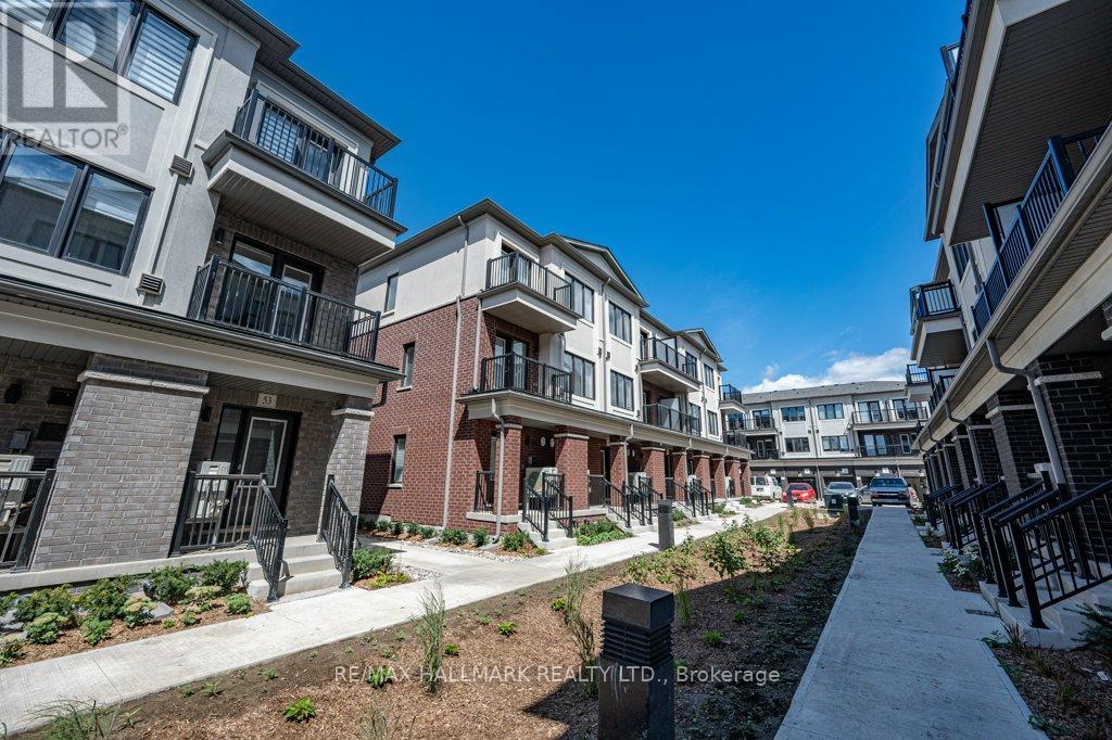 Photo 2 of 49 Matawin Lane, Richmond Hill ON