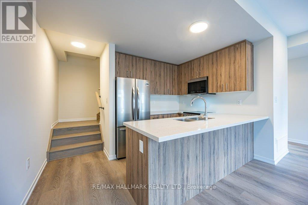 Photo 3 of 49 Matawin Lane, Richmond Hill ON