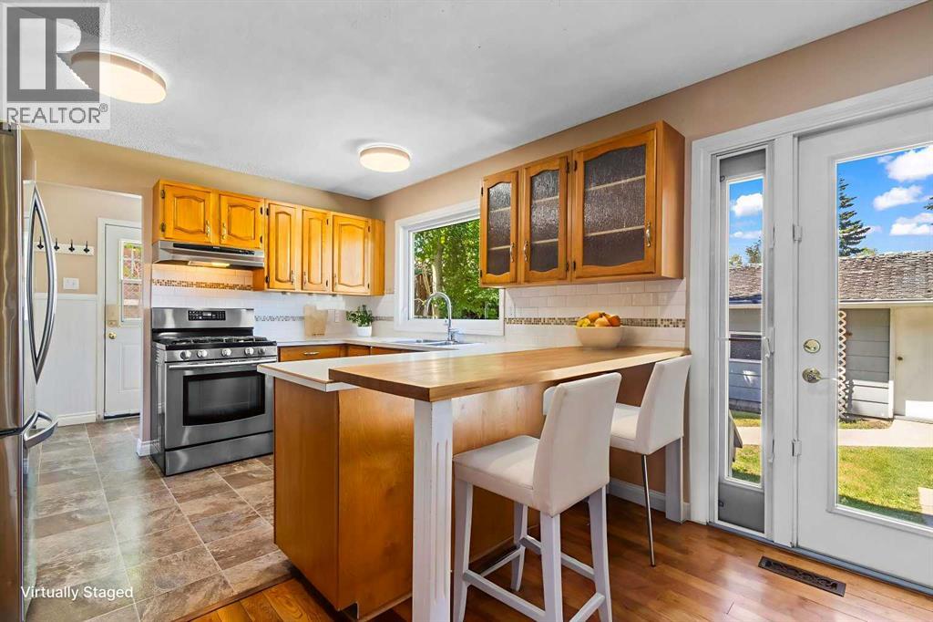 Photo 11 of 320 Parkridge Way Se, Calgary AB